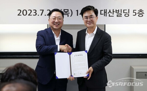 상생협력 공동선언문을 낭독한 뒤 악수하는 이장우 대전시장(좌측)과 김태흠 충남도지사. (사진 / 충남도청)