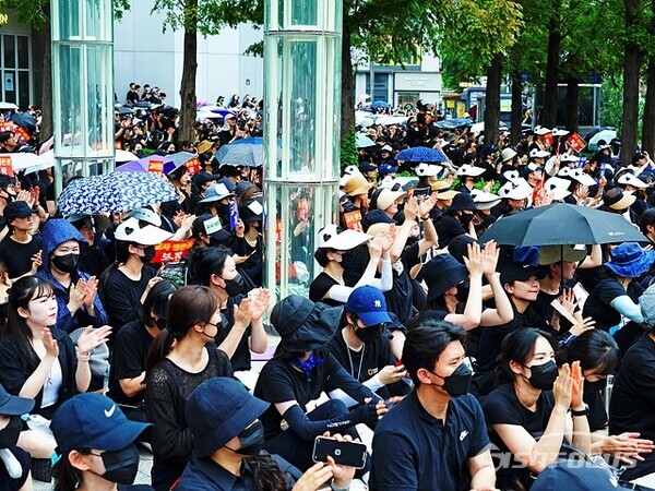 보신각 집회에 참석한 선생님들은 처우 개선과 생존권 보장을 요구하고 있다. 사진/유우상 기자