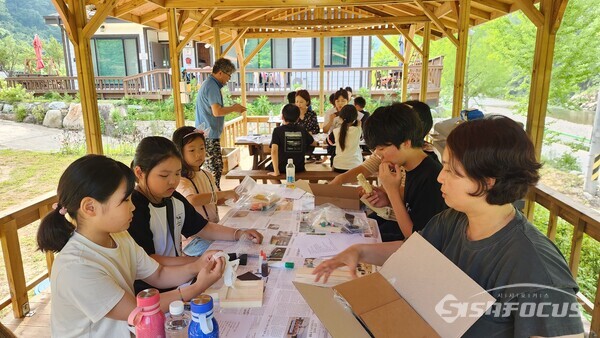 학생들이 부모님에게 선물하기 위해 목공체험을 하고 있다. 사진/엄명숙 기자