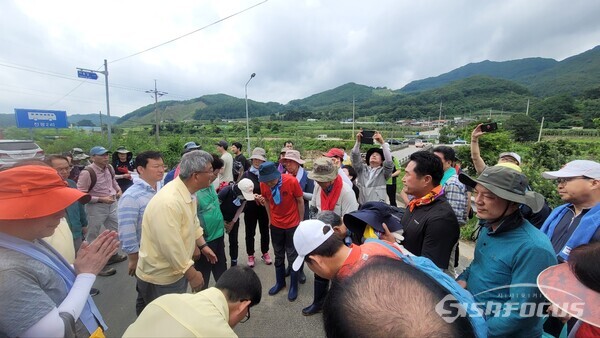 면 직원들과 마을 주민들은 봉사 후 떠나는 봉사자들에게 감사를 전하고 봉사자들은 다음 약속을 기하고 아쉬운 마음으로 자리를 떠나며 서로 인사를 나누고 있다. 사진 / 김진성 기자