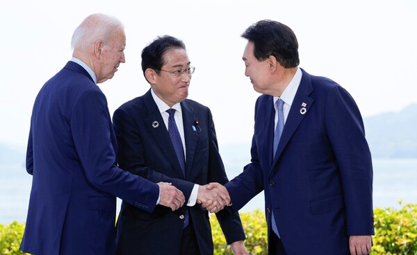지난 5월 21일 일본 히로시마에서 열린 주요 7개국 정상회의와 별도로 개최된 한미일 3국 정상회담에 앞서 조 바이든(왼쪽) 대통령이 지켜보는 가운데 기시다 후미오 일본 총리가 윤석열 대통령과 악수하고 있다. ⓒ뉴시스DB