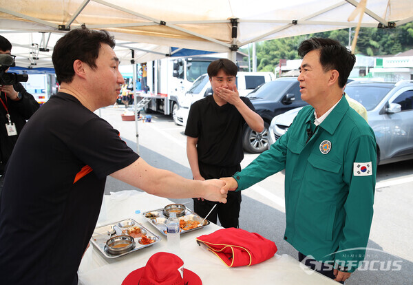 지난 21일 충남 공주시 수해 피해 현장을 방문해 자원봉사자를 격려하는 김태흠 지사. (사진 / 충남도청)