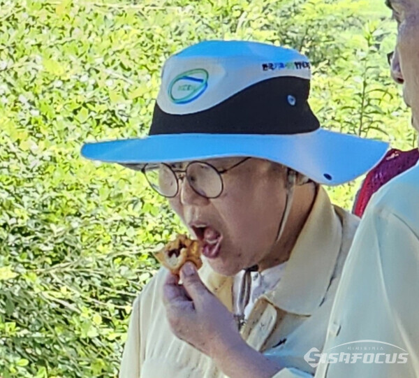 더불어민주당 김명숙 도의원이 휴식시간에 도넛을 먹고 있다. (사진 / 박창규 기자)