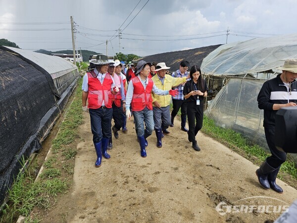 자원봉사자들과 함께 피해시설 복구 현장으로 향하고 있는 김기현 당대표. (사진 / 박창규 기자)