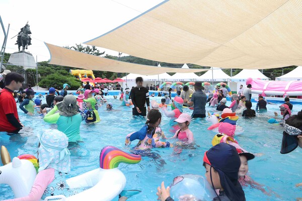 서울 관악구가 지난 22일 어린이 전용 ‘낙성대공원 어린이 물놀이장(낙성대공원 강감찬 동상 앞)’을 개장했다. (관악구청 제공)