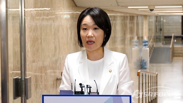 이소영 민주당 원내대변인이 27일 당 정책의원총회 이후 백브리핑을 하고 있다. 사진 / 이훈 기자