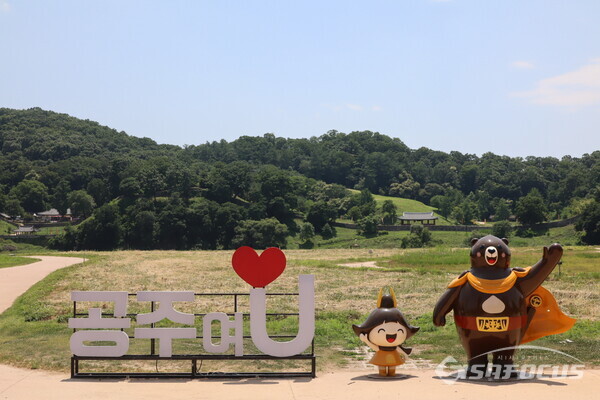 집중호우 이전 미르섬에 설치된 ‘고마곰과 공주’ 모습. (사진 / 공주시청)