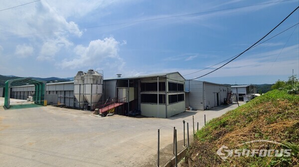 군위군청이 불법 증축을 허가해 준 것으로 드러나 경찰이 수사에 나선 양계장 전경. 사진/김영삼 기자