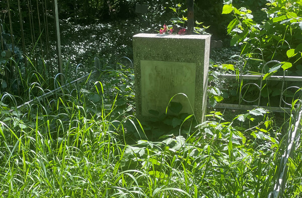 키르기스스탄 수도 비슈케크 공동묘지에 방치된 최재형 부인 최 엘레나 페트로브나 여사의 묘지. (서경덕 교수 제공)