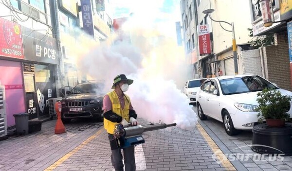 해남군이 장마 뒤 집중 방역에 발빠르게 대처하고 있다. 사진/해남군청 제공