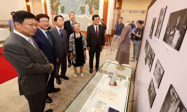 역대 대통령 가족 6인이 지난 29일 서울 종로구 청와대 본관에서 열리고 있는 특별전 '우리 대통령들의 이야기'를 관람하고 있다 / ⓒ문체부