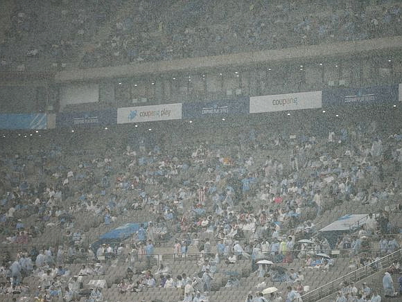 집중호우에도 경기장을 떠나지 않는 한국 관중들/ 사진: ⓒ뉴시스
