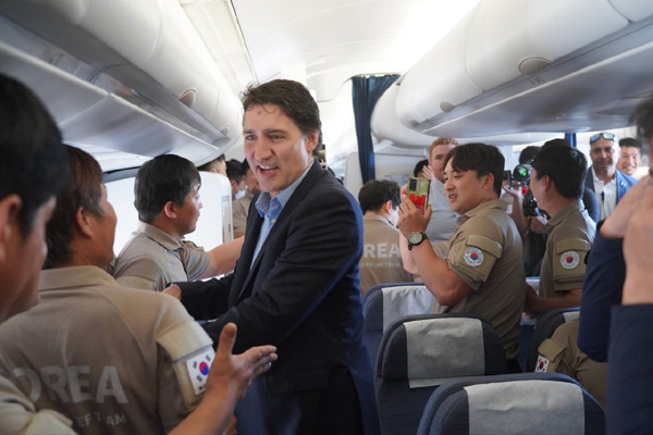 쥐스탱 트뤼도 캐나다 총리가 퀘벡주 산불 진화를 돕기 위해 파견된 한국 해외긴급구호대(KDRT)를 만나 감사를 표했다 / ⓒ외교부