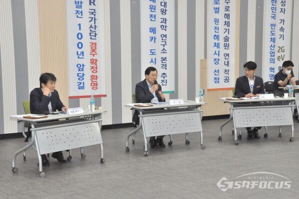 경주시 직소의 날을 맞아 주낙영 시장이 직접 민원인을 만나 민원을 해결하는 시간을 가졌다(사진 좌측 두번째부터 주낙영 시장, 이성락 소통관). 사진 / 박로준 기자