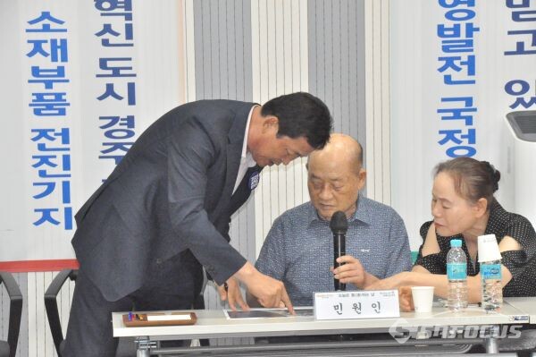 정광락 건설과장(사진 좌측)이 첫번째 민원인에게 직접 설명하는 모습. 사진 / 박로준 기자