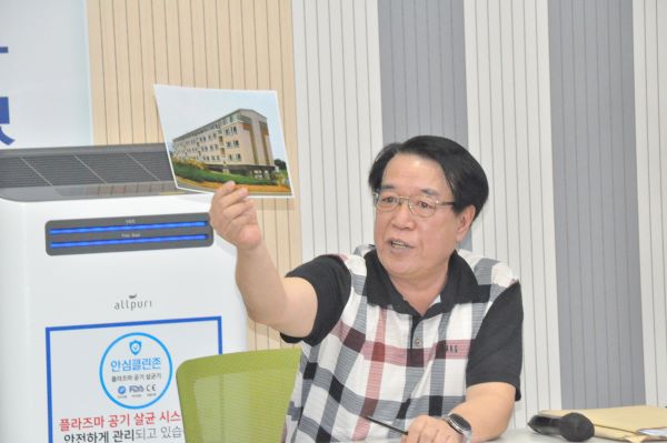 부당한 이행 강제금에 대해 억울함을 호소하고 있는 민원인 모습.  사진 / 박로준 기자