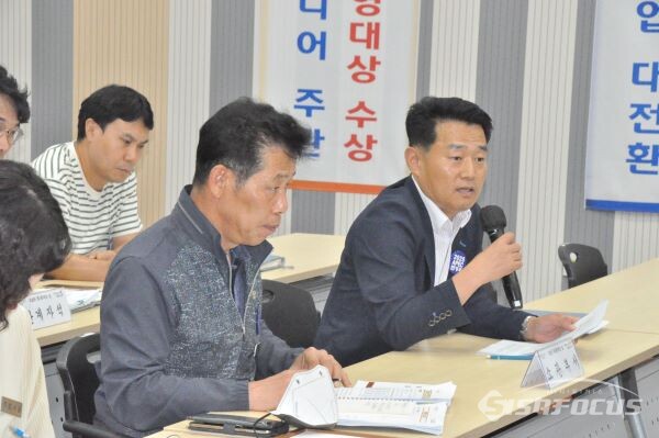 즉석 민원 해결을 위해 열심히 답변하고 있는 경주시 담당 간부공무원 모습 (사진 좌측부터 이상일 건축허가과장, 이헌득 주택과장). 사진 / 박로준 기자