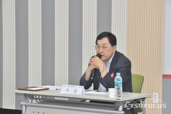 주낙영 경주시장이 민원인들의 애로사항을 담당 공무원에게 민원인의 입장에 선 적극 행정을 당부하고 있다. 사진/박로준 기자