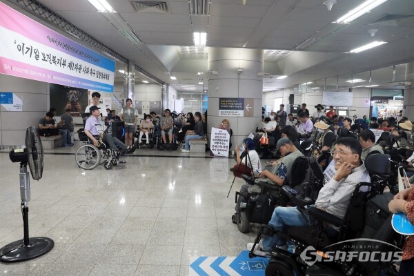 3일 한국장애인자립생활센터협의회 및 긴급투재단 회원들이 집중결의대회를 하고 있다.(1) [사진 / 오훈 기자]