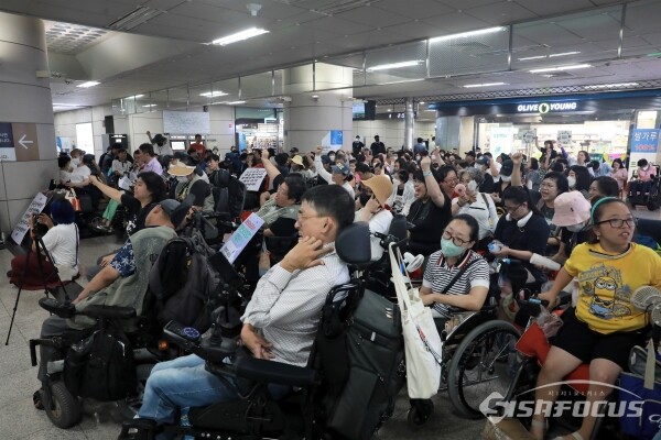 3일 한국장애인자립생활센터협의회 및 긴급투재단 회원들이 집중결의대회를 하고 있다.(2) [사진 / 오훈 기자]