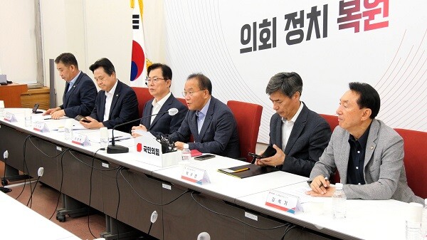 국민의힘 윤재옥 원내대표와 관계자들이 4일 오전 서울 여의도 국회에서 세계 스카우트 잼버리 안전관리 긴급대책점검회의를 하고 있다. 사진 / 김경민 기자
