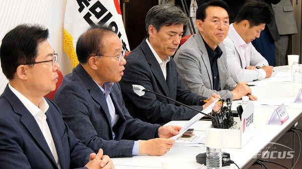 국민의힘 윤재옥 원내대표와 관계자들이 4일 오전 서울 여의도 국회에서 열린 세계스카우트잼버리 안전관리 긴급대책점검회의를 하고 있다. 사진 / 김경민 기자