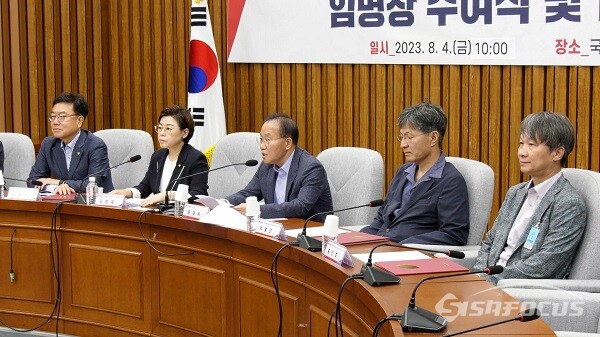 국민의힘 윤재옥 원내대표를 비롯 관계자들이 4일 오전 서울 여의도 국회에서 아파트 무량판 부실공사 진상규명 TF 임명장 수여식 및 제1차 회의를 하고 있다. 사진 / 김경민 기자