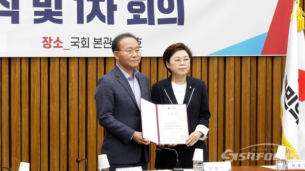 국민의힘 윤재옥 원내대표가 4일 오전 서울 여의도 국회에서 열린 아파트 무량판 부실공사 진상규명 TF 임명장 수여식 및 제1차 회의에서 김정재 위원장에게 임명장을 전달하고 기념촬영을 하고 있다. 사진 / 김경민 기자