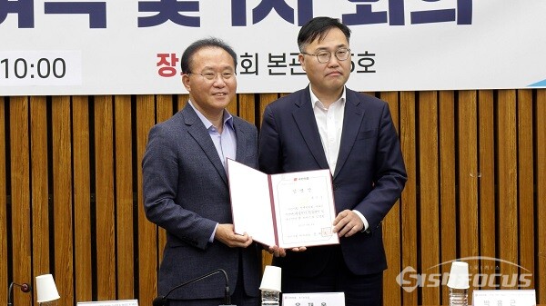 국민의힘 윤재옥 원내대표가 4일 오전 서울 여의도 국회에서 열린 아파트 무량판 부실공사 진상규명 TF 임명장 수여식 및 제1차 회의에서 홍석준 위원에게 임명장을 전달하고 기념촬영을 하고 있다. 사진 / 김경민 기자