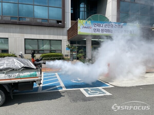 진도군이 감염병 대비를 위해 하절기 집중 방역소독을 실시하고 있다. 사진/진도군청 제공