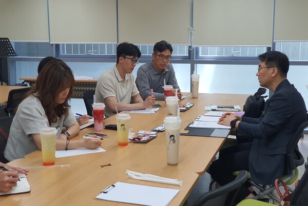 경북교육청이 교육 현장 중대재해 예방을 위해 학교로 찾아가는 현장 컨설팅을 하고 있다.사진/경북교육청