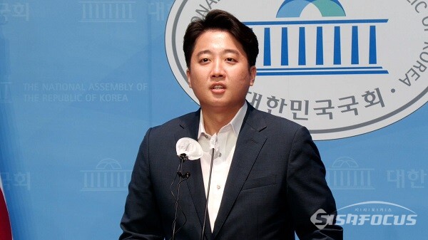 국민의힘 이준석 대표가 13일 오후 서울 여의도 국회 소통관에서 기자회견을 열고  당 비상대책위원회 체제 전환에 대한 가처분 신청 등과 관련해 입장을 밝히고 있다. 사진 / 권민구 기자