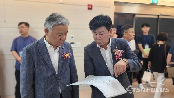 왼쪽부터 권광택, 정한석 교육위원이 교사들이 기획 개발한 교육 자료를 살펴보고 있다. 사진/ 김영삼 기자