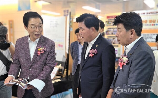 4일 임종식 경북교육감이 교사들이 기획 개발한 교육 자료를 윤승오 교육위원장과 정한석 교육위원에게 설명하고 있다. 사진/ 김영삼 기자