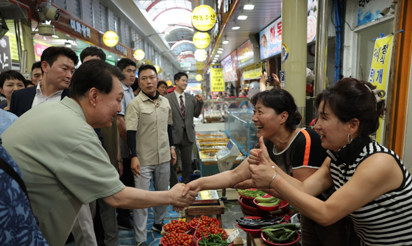 4일 거제도 고현시장을 방문한 윤석열 대통령(사진/대통령실 제공)