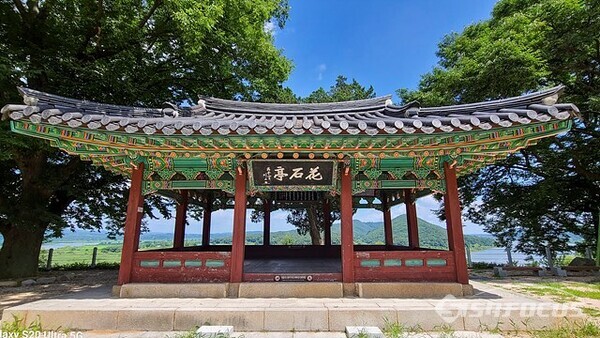 율곡 이이 선생이  임진강을 내려다 보며 제자들과 시를 읊고 학문을 논하던 화석정.  사진/유우상 기자