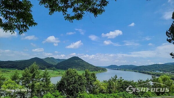 화석정에서 바라보이는 임진강이 북쪽에서 굽이굽이 남으로 흐르고 있다.  사진/유우상 기자