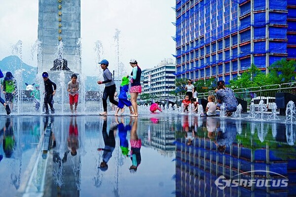 광화문 이순신 장군 동상 앞 분수공원에서 어린이들이 물분수를 맞으며  더위를 식히고 있다.   사진/유우상 기자