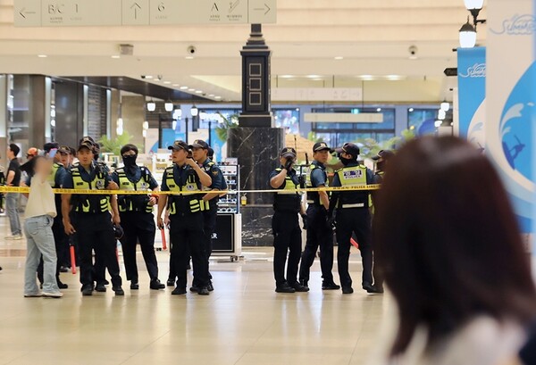 경찰이 지난 3일 오후 묻지마 흉기난동이 발생한 경기도 성남시 분당구 서현역 한 백화점에서 사건현장을 통제하고 있다 / ⓒ뉴시스DB