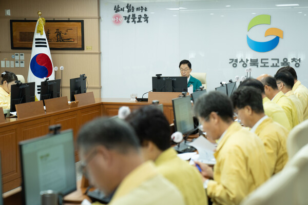 7일 오전 임종식 경북교육감이 제6호 태풍‘카눈’이 한반도로 방향을 바꿔 동해안 지역에 집중적으로 영향을 미칠 것으로 예상됨에 따라 태풍 대비 상황 판단 회의를 주재하고 있다. 사진/경북교육청