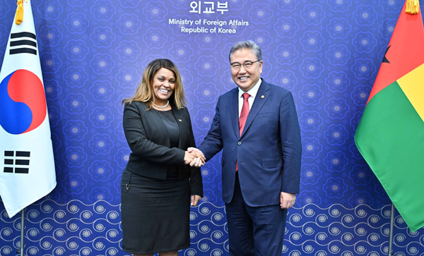 박진 외교부 장관(오른쪽)과 수지 바르보자 기니비사우 외교장관이 7일 오전 서울 종로구 외교부에서 열린 양국 외교장관 회담에서 악수하고 있다 / ⓒ외교부