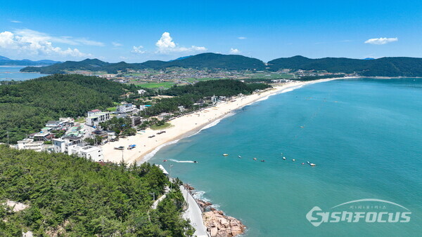 블루플래그 인증을 국내 최초 5년 연속 획득한 신지 명사십리 해수욕장 전경. 사진/완도군청 제공
