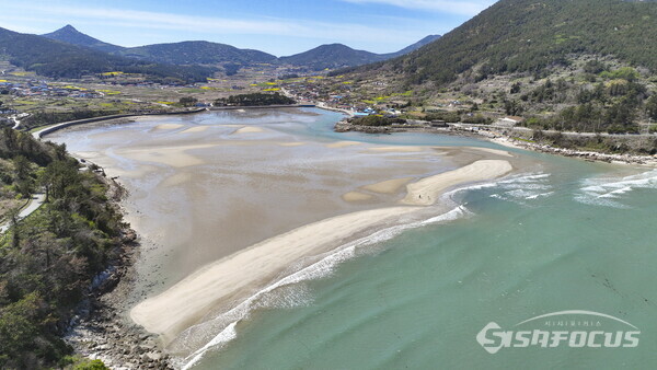 블루플래그 파일럿 인증을 획득한 청산 신흥 해수욕장 전경. 사진/완도군청 제공