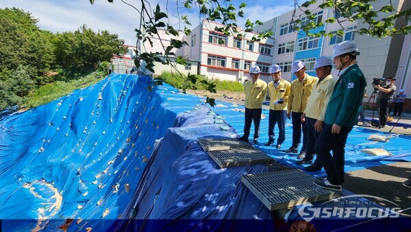 8일 임종식 경북교육감이 포항 대흥중학교를 방문해 학교 현장의 태풍 대비 상황을 점검하고 있다. 사진/엄명숙 기자