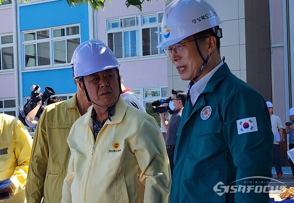 8일 (오른쪽 부터) 임종식 경북교육감과 김희수 경북도의원이 대흥중학교에서 태풍 대비 상황을 점검하고 있다. 사진/엄명숙 기자