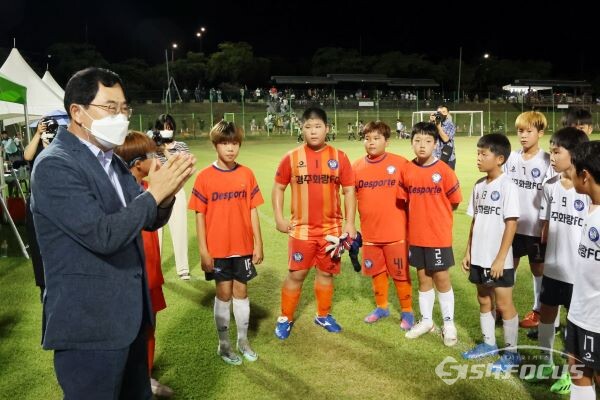 주낙영 시장이 유소년 축구선수들을 향해 격려하고 있는 모습. 사진/경주시