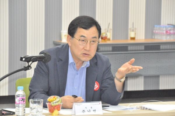 '스마트관광도시 조성사업' 완료 보고회에서 주낙영 경주시장이 앱 개발에 만전을 기해 줄 것을 당부하고 있다. 사진/박로준 기자