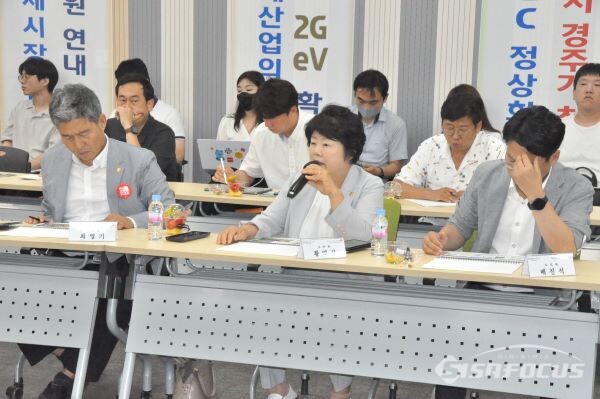 황명강 도의원이 '경주ON' 모바일 앱에 대해 질의하는 모습. 사진/박로준 기자