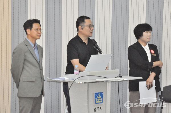 의원들의 질의에 앱 개발 담당자가 답변하는 모습. 사진/박로준 기자