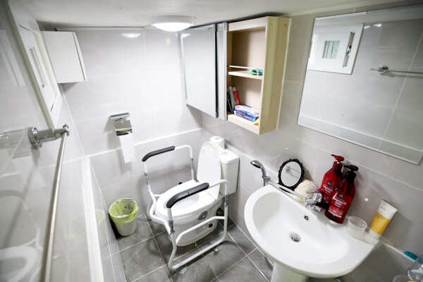 서울 성동구가 성수동 반지하 주택을 대상으로 ‘효사랑 집수리’ 1호점을 준공했다. 사진은 화장실 수리후의 달라진 모습. (성동구청 제공)